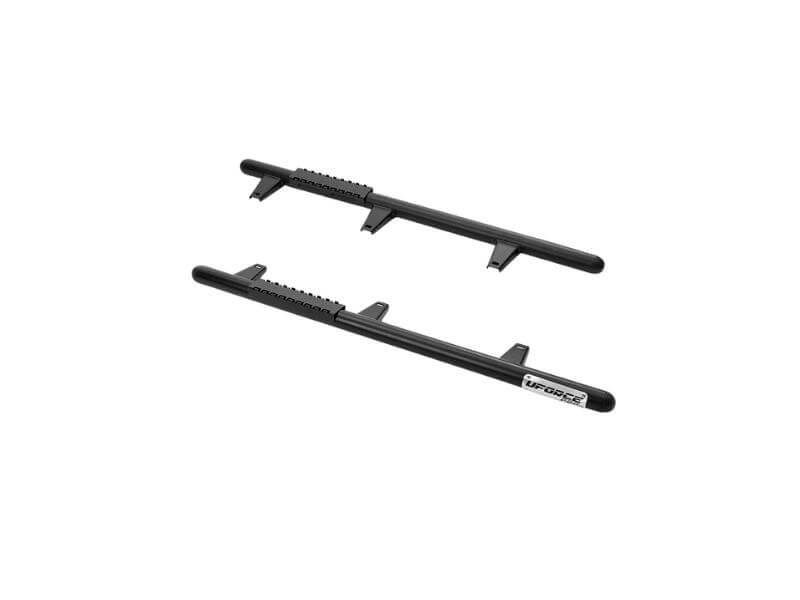 • Tugevast terastorust konstruktsioon, toru läbimõõt 45 mm ja seinapaksus 3 mm • Vastupidav E-coating pinnatöötlus musta pulbervärvkattega • Lihtne paigaldada • Tagab sõiduki külgedele tõhusa kaitse • Integreeritud jalatsipuhasti aitab hoida salongi puhtamana