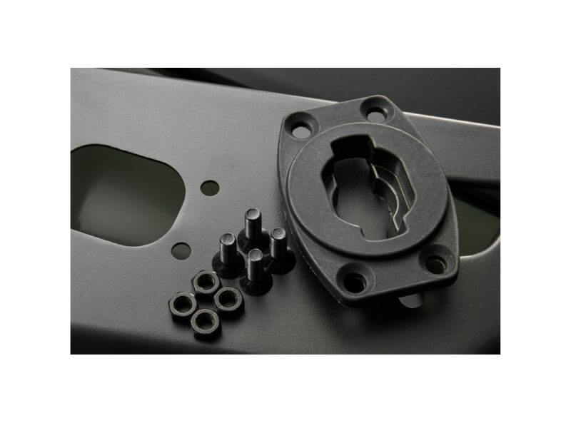 Sobib CFORCE 400 mudelitele (MY22–23). Loob CFConnect kinnituskohad CFORCE 400 metallist pakiraamile. Võimaldab paigaldada ja kinnitada CFConnect-ühilduvaid plastkohvreid ja pagasikaste. Kõik CFConnect kinnitussüsteemi kasutavad lisatarvikud CFORCE 400 mudelile vajavad CFConnect aluskinnitust (tootekood 9DQV-809100-3000).