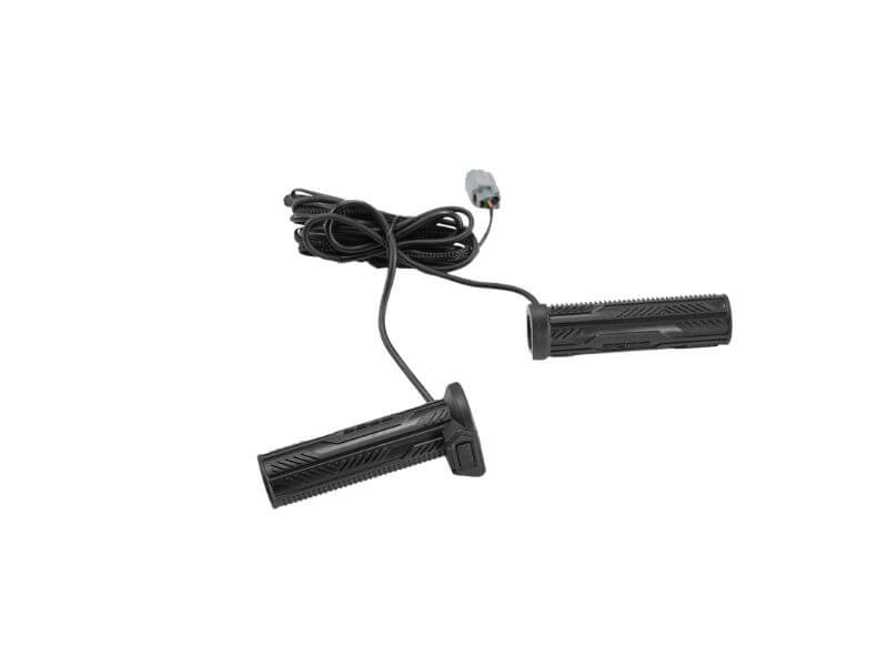 Omadused: • LED-dimmer – võimaldab hõlpsalt jälgida temperatuuri seadeid • 5-astmeline reguleeritav temperatuur • Külmakindel – –15 °C keskkonnas saavutab kuni 38,4 °C (5. astmel) • Sobivus: CFORCE 400/450 S L, 500/520 S L, 600/625 / Touring, 800/850 Touring / 800 HO EPS, 1000 Touring / 1000 EPS